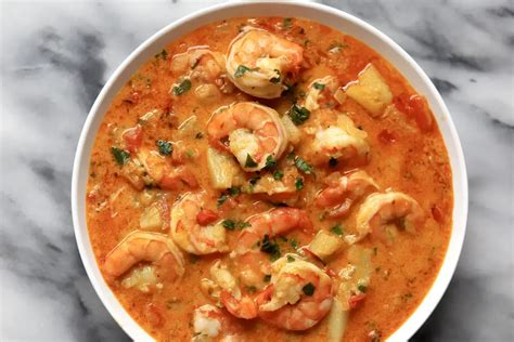  Moqueca de Camarão: Uma Sinfonia Tropical de Sabores Cremosos e Temperos Apicantes que Irrompem no seu Paladar!