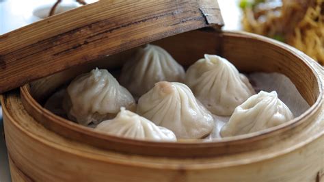  Xiao Long Bao: Uma explosão de sabor em um delicado envelope de massa!